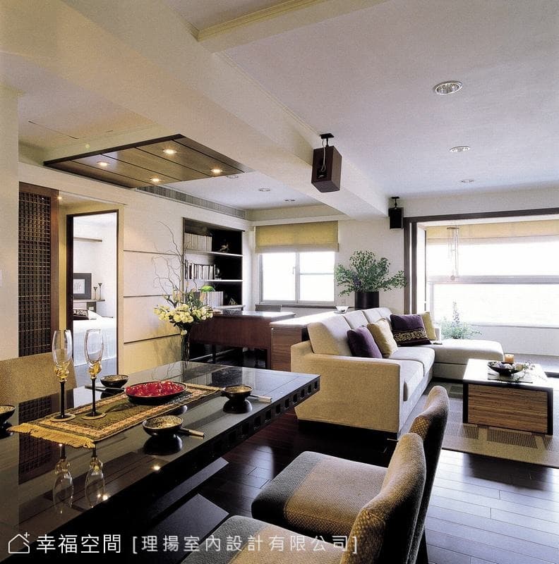 餐廳望向客廳