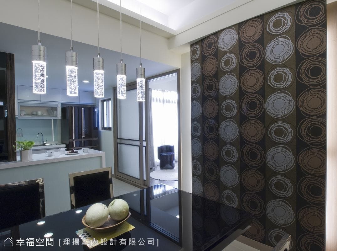 餐廳望向工作室