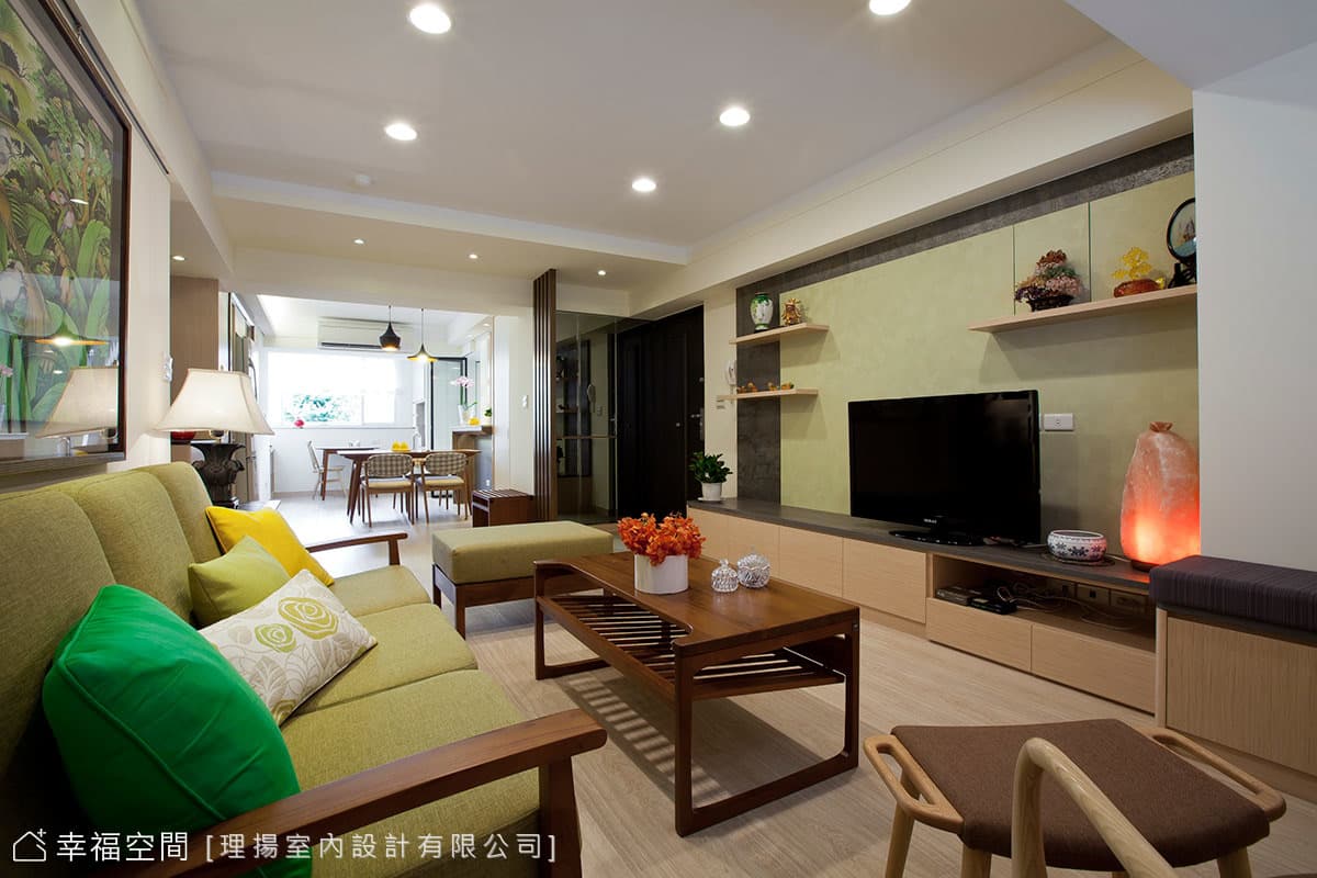 客廳望向餐廳