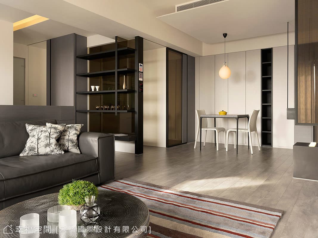 客廳望向餐廳