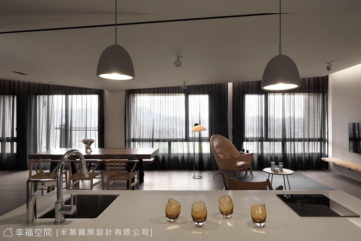 中島望向客廳