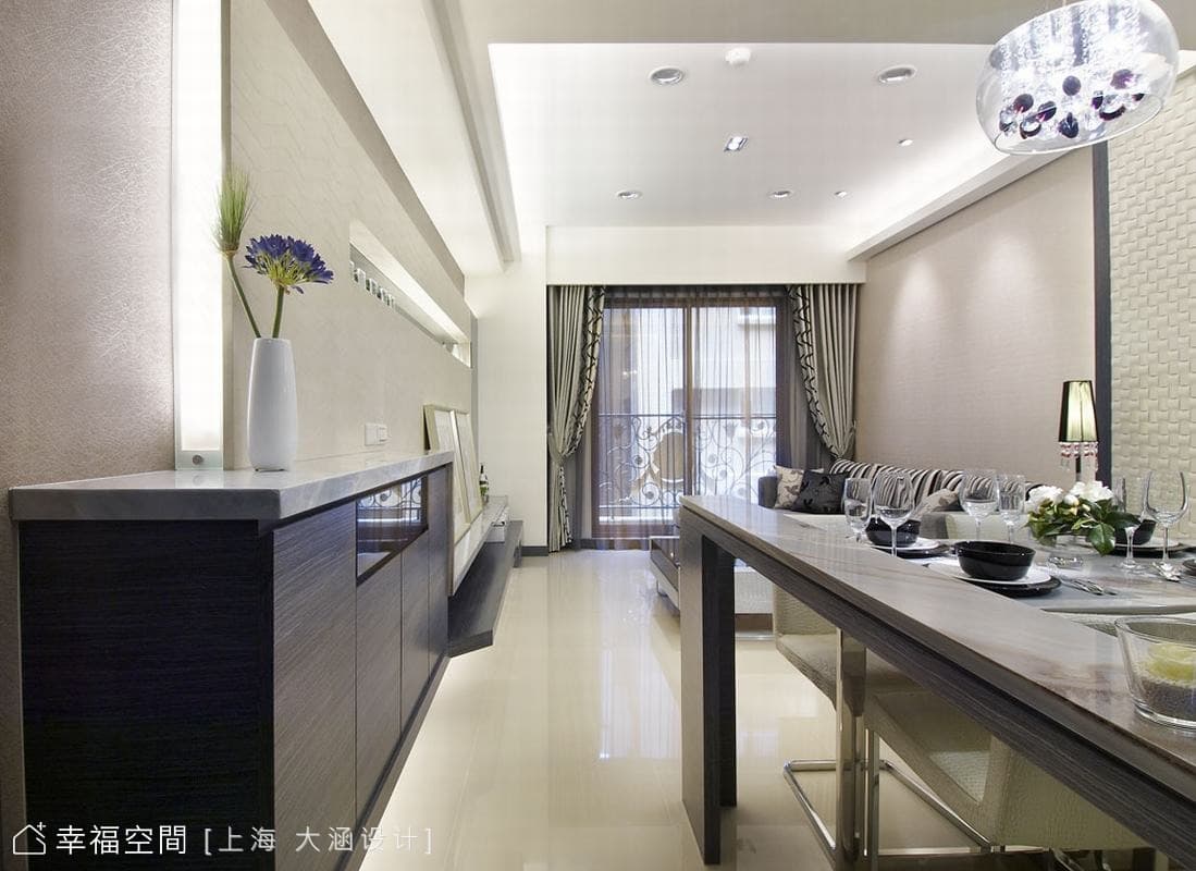 玄關望向餐、客廳