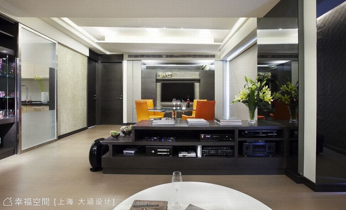 客廳望向餐廳