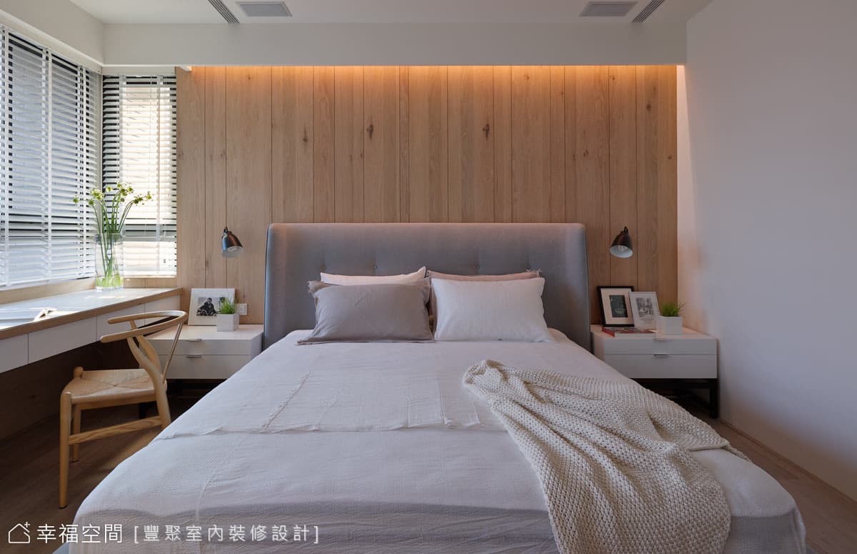 主臥床頭