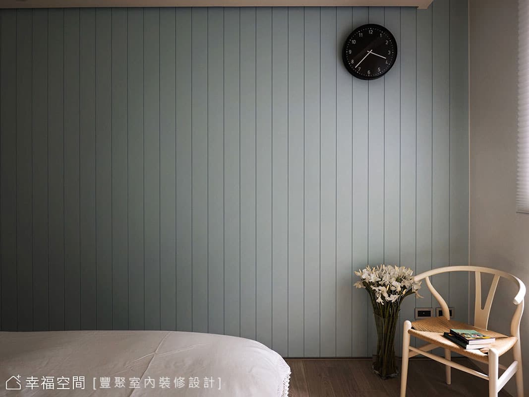 主臥床尾